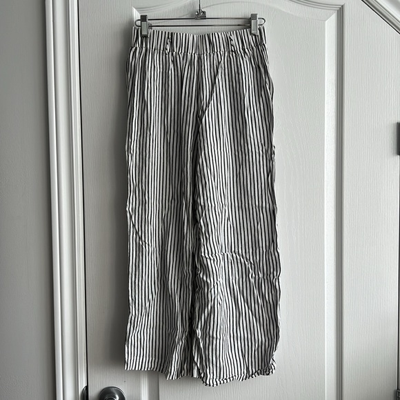 Wilfred lightweight summer wide leg pant. Inseam 22inches - Picture 4 of 8